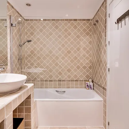 Penthouse In Met Zeezicht, Jacuzzi & Zwembad Εστεπόνα