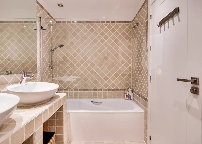 Penthouse In Met Zeezicht, Jacuzzi&zwembad Estepona